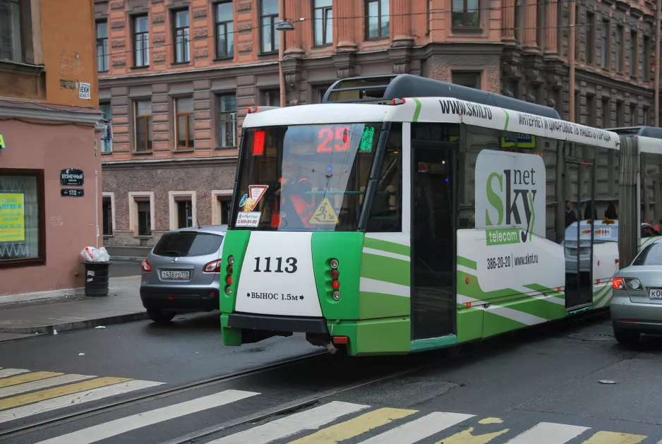 Sankt Petersburg Straßenbahnlinie 25 mit Niederflurgelenkwagen 1113 auf Kuznechnyy Pereulok (2018)
