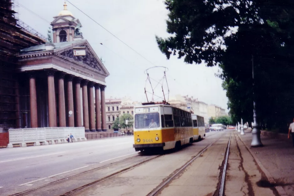 Sankt Petersburg Straßenbahnlinie 31 mit Triebwagen 9444 auf Admiralteyskiy Prospekt (1992)