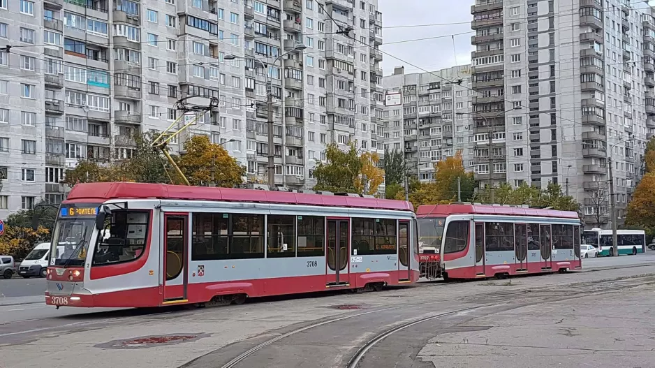Sankt Petersburg Straßenbahnlinie 6 mit Triebwagen 3708 nahe bei Korablestroiteley St (2017)