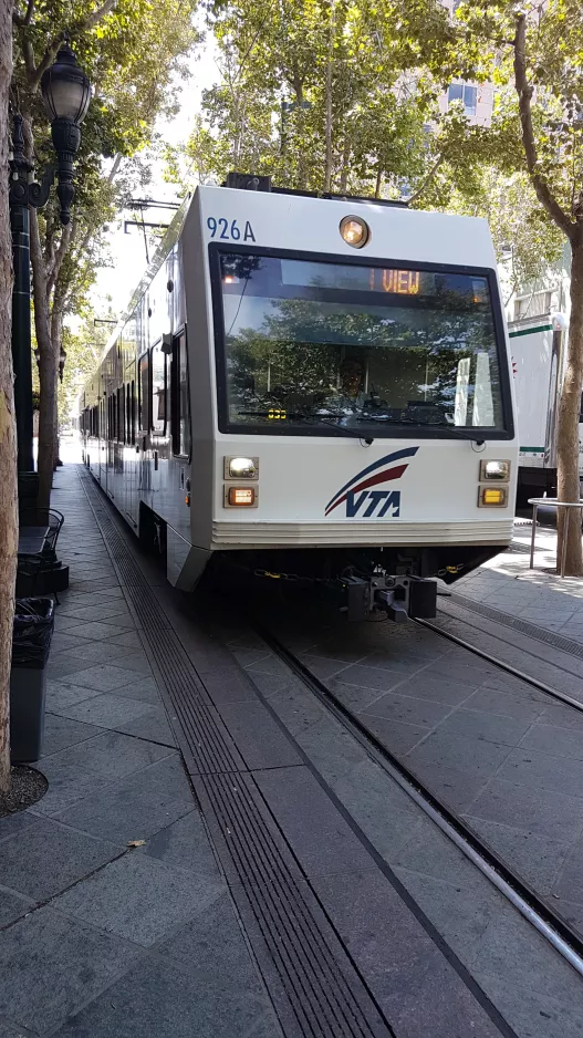 Santa Clara Grüne Linie (902) mit Niederflurgelenkwagen 926 auf N 1st Street (2018)