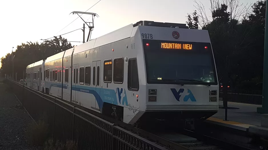 Santa Clara Regionallinie Orange 900 mit Niederflurgelenkwagen 987 am Mountain View (2019)