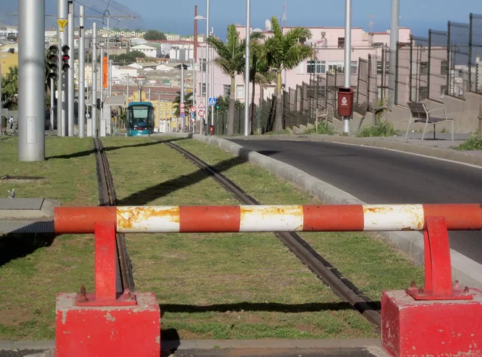 Santa Cruz de Tenerife Straßenbahnlinie 2 am Tíncer (2017)