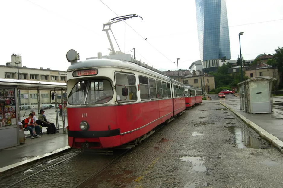Sarajevo Straßenbahnlinie 1 mit Gelenkwagen 701 am Željeznička stanica (2009)