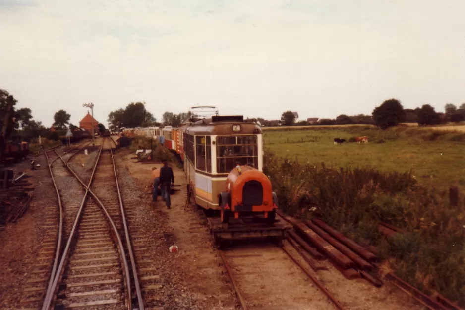 Schönberger Strand Gelenkwagen 433 nahe bei Museumsbahnhof (1981)