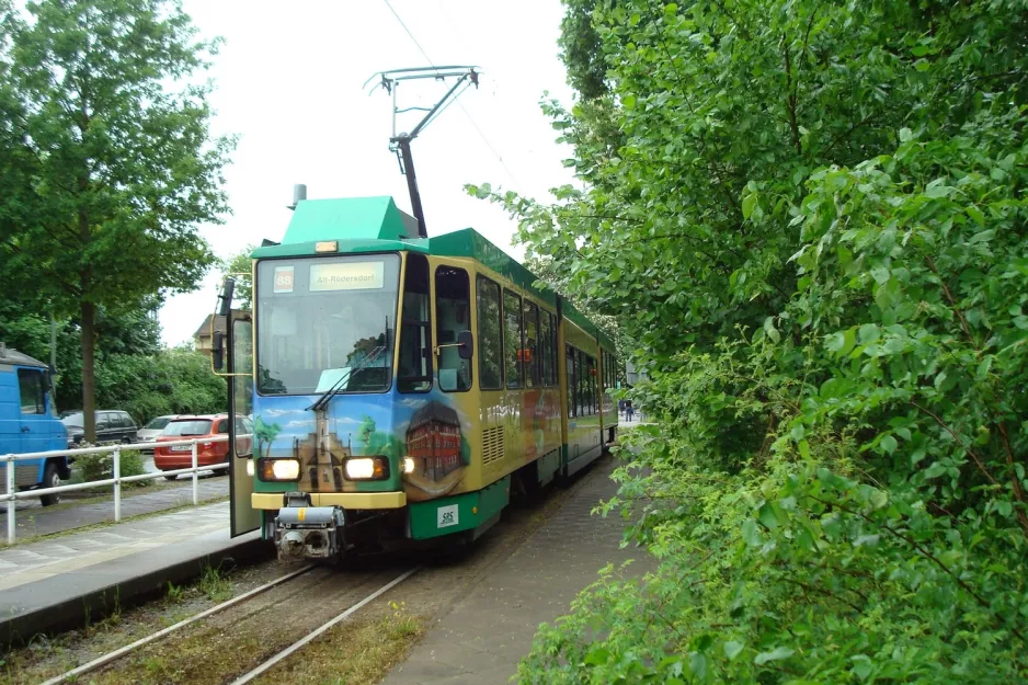 Schöneiche bei Berlin Straßenbahnlinie 88 mit Gelenkwagen 27 am Friedrichshagen (2013)