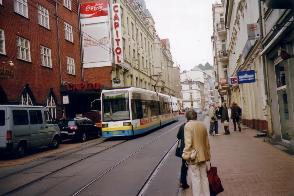 Schwerin Straßenbahnlinie 1 mit Niederflurgelenkwagen 805 am Stadthaus (2006)