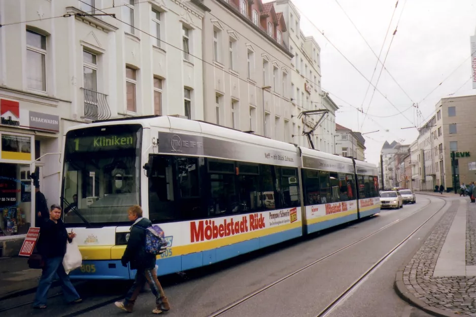 Schwerin Straßenbahnlinie 1 mit Niederflurgelenkwagen 805 nahe bei Hauptbahnhof (2006)