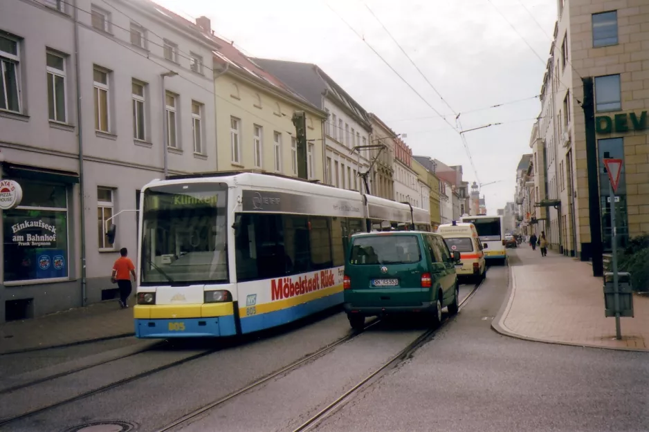 Schwerin Straßenbahnlinie 1 mit Niederflurgelenkwagen 805nah Hauptbahnhof (2006)