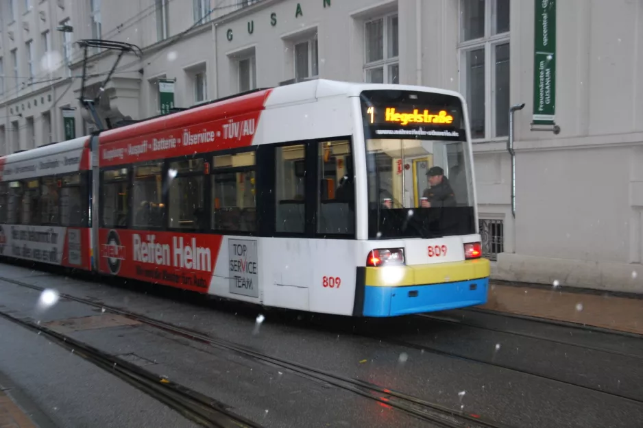 Schwerin Straßenbahnlinie 1 mit Niederflurgelenkwagen 809 nahe bei Marienplatz (2012)