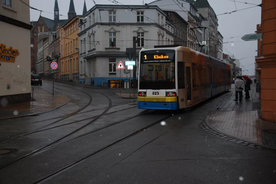 Schwerin Straßenbahnlinie 1 mit Niederflurgelenkwagen 825 nahe bei Marienplatz (2012)