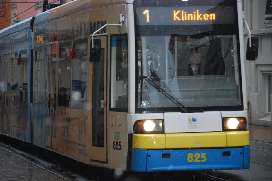 Schwerin Straßenbahnlinie 1 mit Niederflurgelenkwagen 825nah Marienplatz (2012)