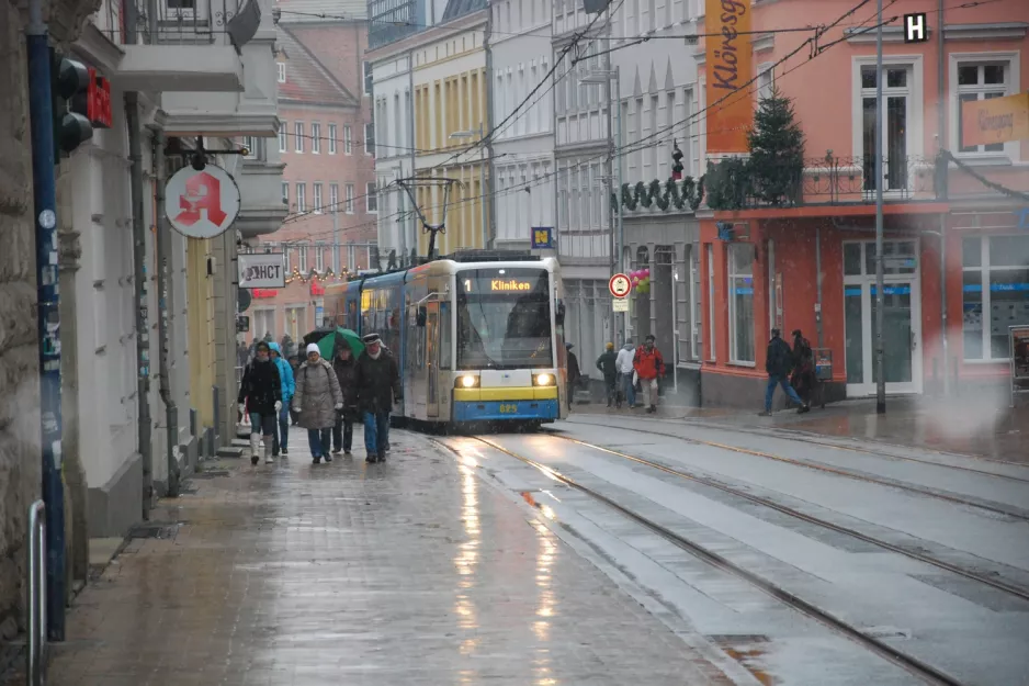 Schwerin Straßenbahnlinie 1 mit Niederflurgelenkwagen 825nah Stadthaus (2012)