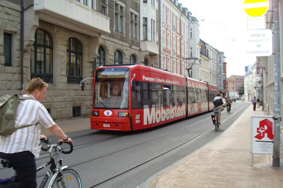 Schwerin Straßenbahnlinie 2 mit Niederflurgelenkwagen 804nah Marienplatz (2010)