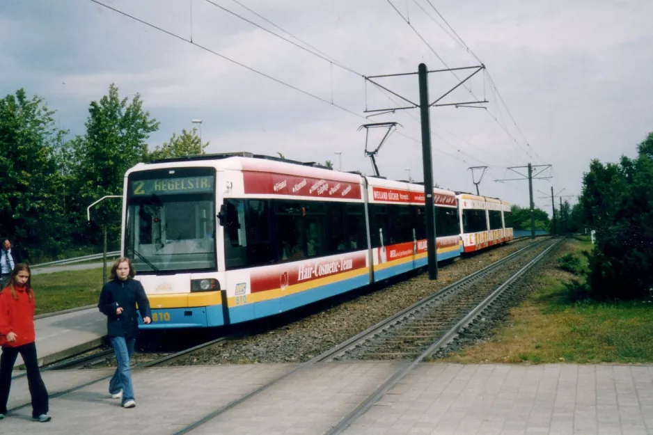 Schwerin Straßenbahnlinie 2 mit Niederflurgelenkwagen 810 am Gartenstadt (2004)