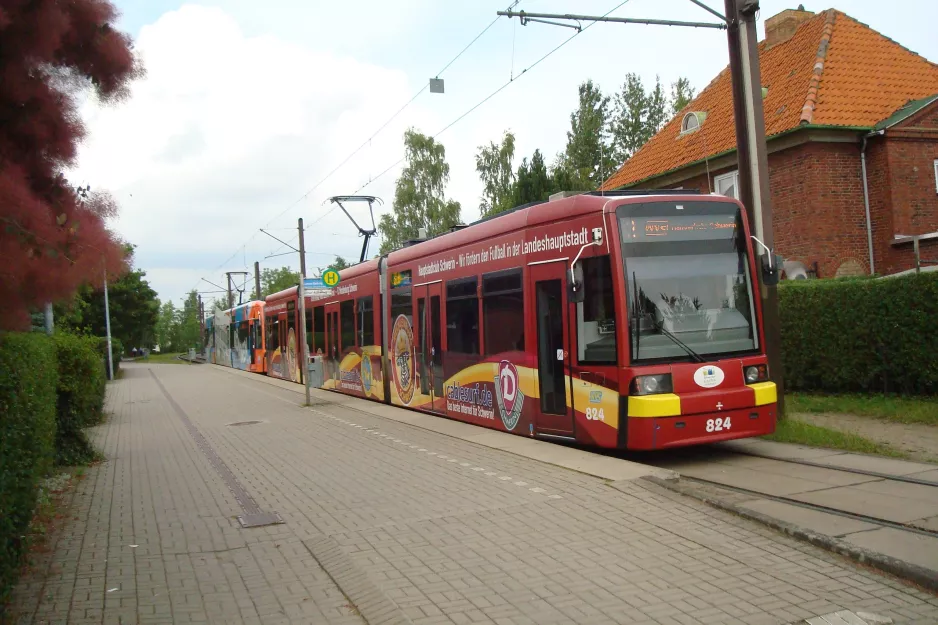 Schwerin Straßenbahnlinie 2 mit Niederflurgelenkwagen 824 am Lankow-Siedlung (2015)