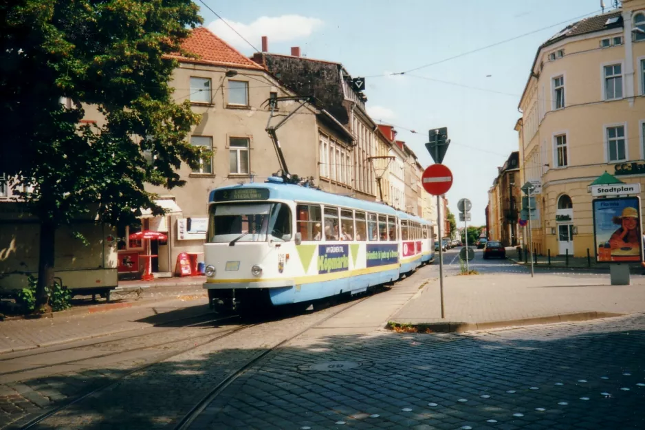 Schwerin Straßenbahnlinie 2 mit Triebwagen 126 auf Platz der Freiheit (2001)