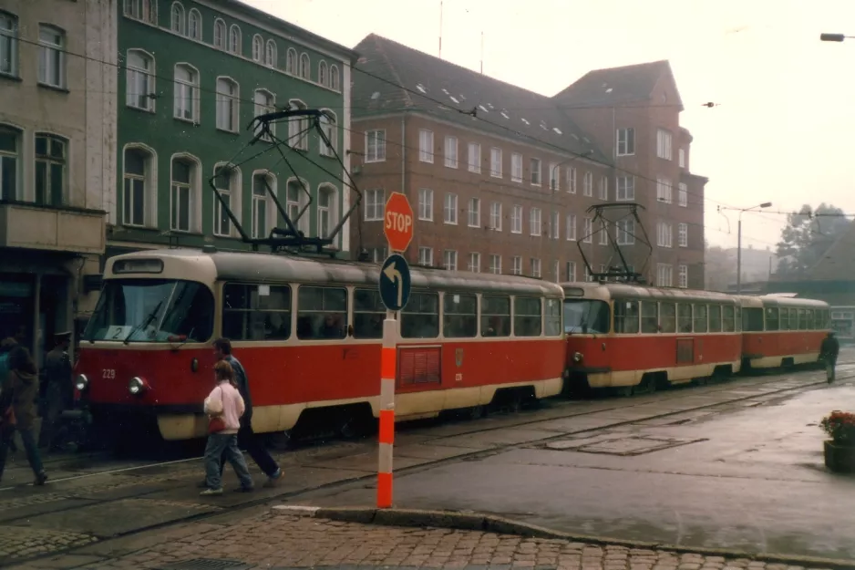 Schwerin Straßenbahnlinie 2 mit Triebwagen 229 am Marienplatz (1987)