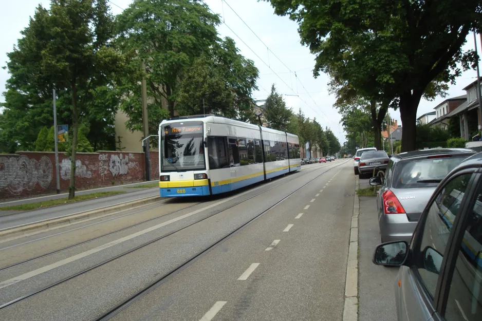 Schwerin Straßenbahnlinie 4 mit Niederflurgelenkwagen 828 auf Heinrich Seidel Straße (2015)