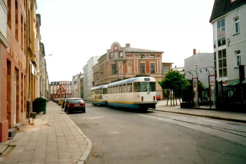 Schwerin Straßenbahnlinie 4 mit Triebwagen 224nah Platz der Freiheit (2001)