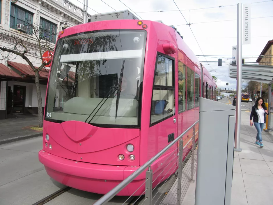 Seattle South Lake Union mit Niederflurgelenkwagen 404 am S Jackson St & 5th Ave S (2016)