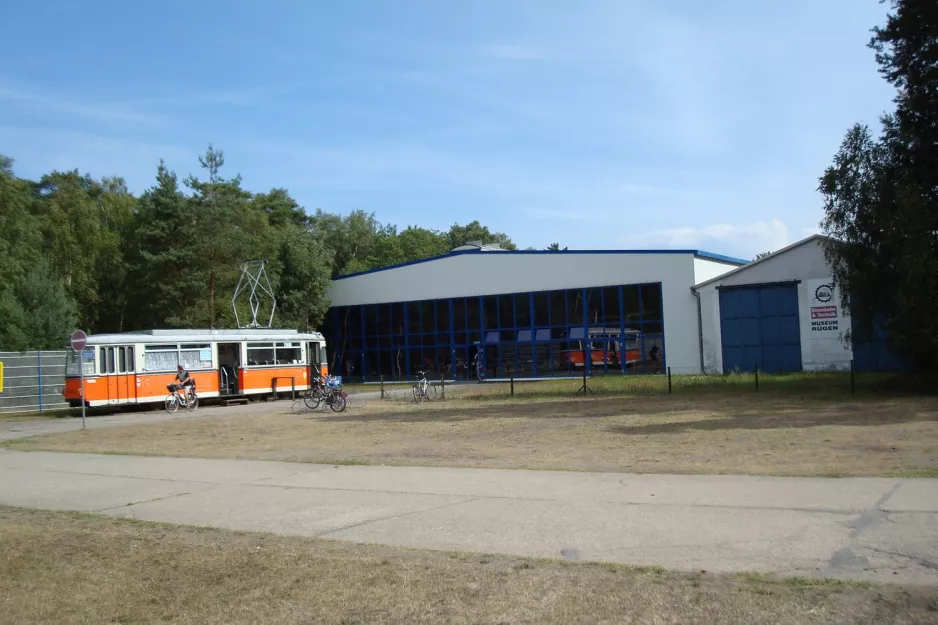 Seebad Prora, Rügen Triebwagen 218 036-7 vor Oldtimer Museum (2010)