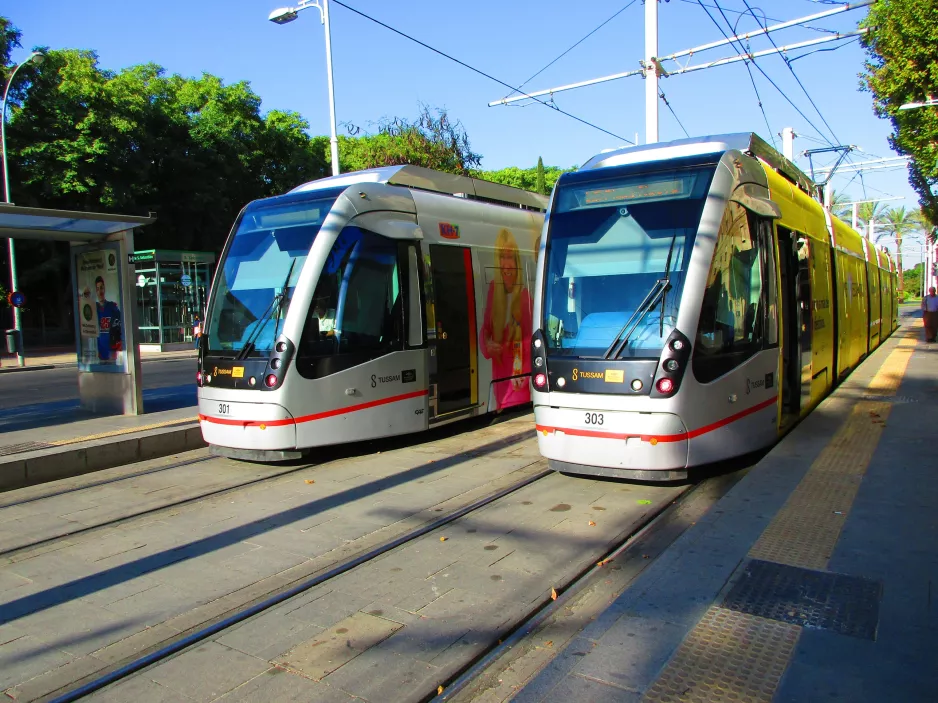 Sevilla Straßenbahnlinie T1 mit Niederflurgelenkwagen 301 am Prado De San Sebastian (2017)