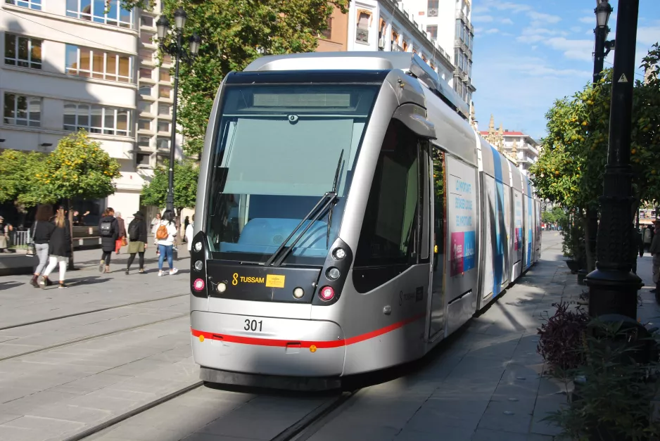 Sevilla Straßenbahnlinie T1 mit Niederflurgelenkwagen 301nah Archivo de Indias (2018)