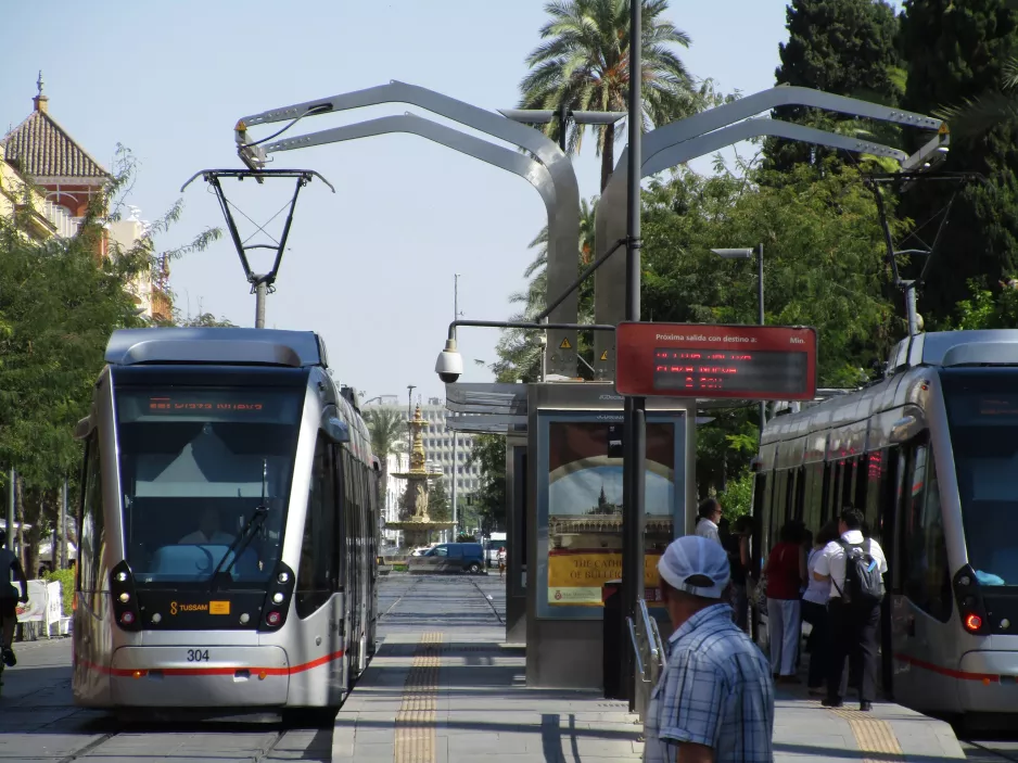 Sevilla Straßenbahnlinie T1 mit Niederflurgelenkwagen 304 am Prado De San Sebastian (2017)