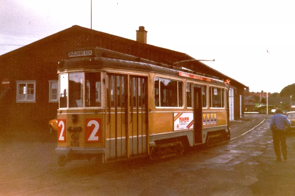 Skælskør Museumslinie mit Triebwagen 608 am Havnepladsen Vorderansicht (1988)