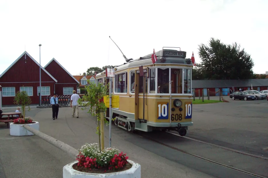 Skælskør Museumslinie mit Triebwagen 608 vor Havnepladsen (2011)