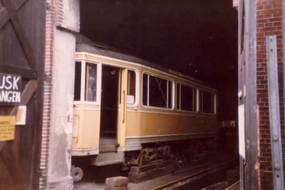 Skælskør Triebwagen 564 innen Sporvognsremisen (1988)