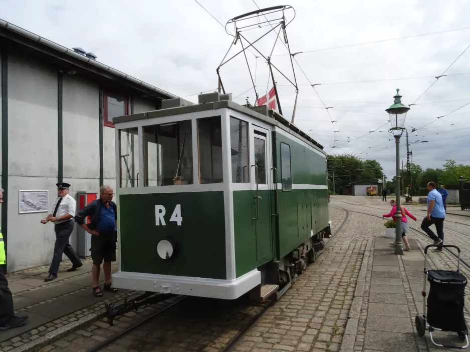 Skjoldenæsholm 1435 mm mit Reinigungswagen R4 am Das Straßenbahnmuseum Remise 1 (2021)