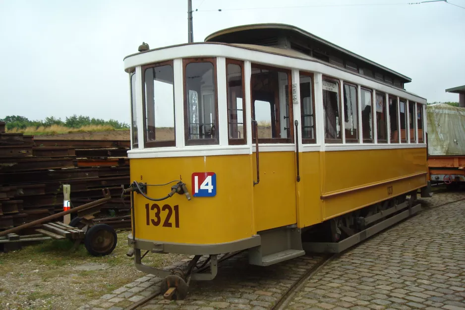 Skjoldenæsholm Beiwagen 1321 vor Valby Gamle Remise (2015)