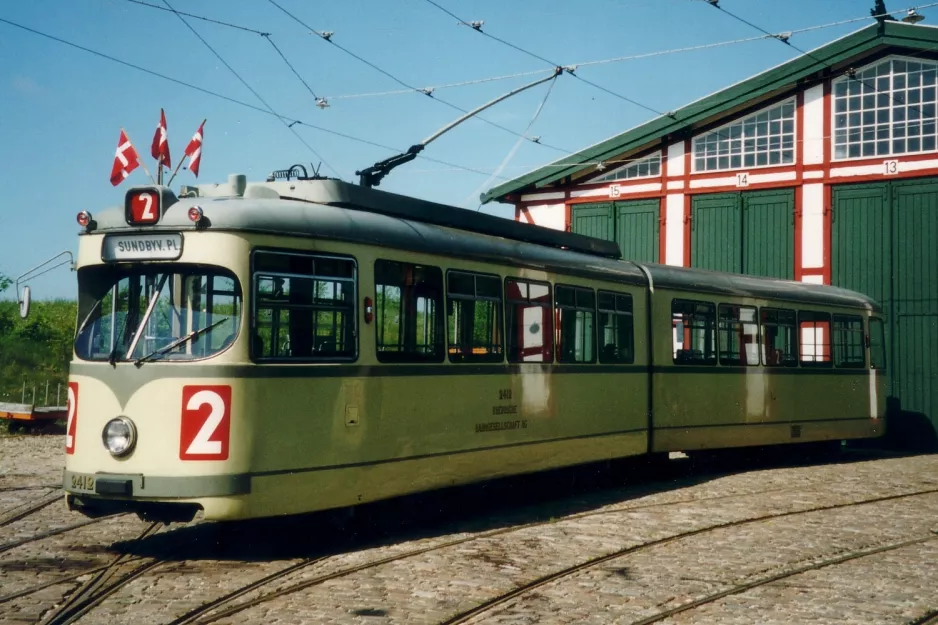 Skjoldenæsholm Gelenkwagen 2412 vor Valby Gamle Remise (2003)