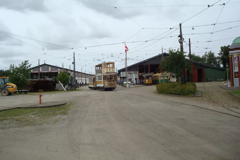 Skjoldenæsholm Normalspur mit Doppelstocktriebwagen 22 vor Das Straßenbahnmuseum (2016)