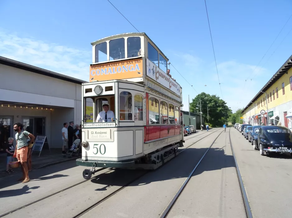 Skjoldenæsholm Normalspur mit Doppelstocktriebwagen 50 am Bushallen (2022)