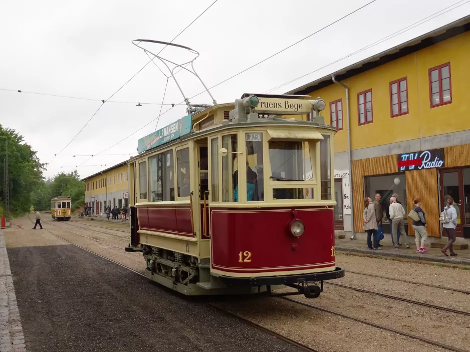 Skjoldenæsholm Normalspur mit Triebwagen 12 am Bushallen (2017)