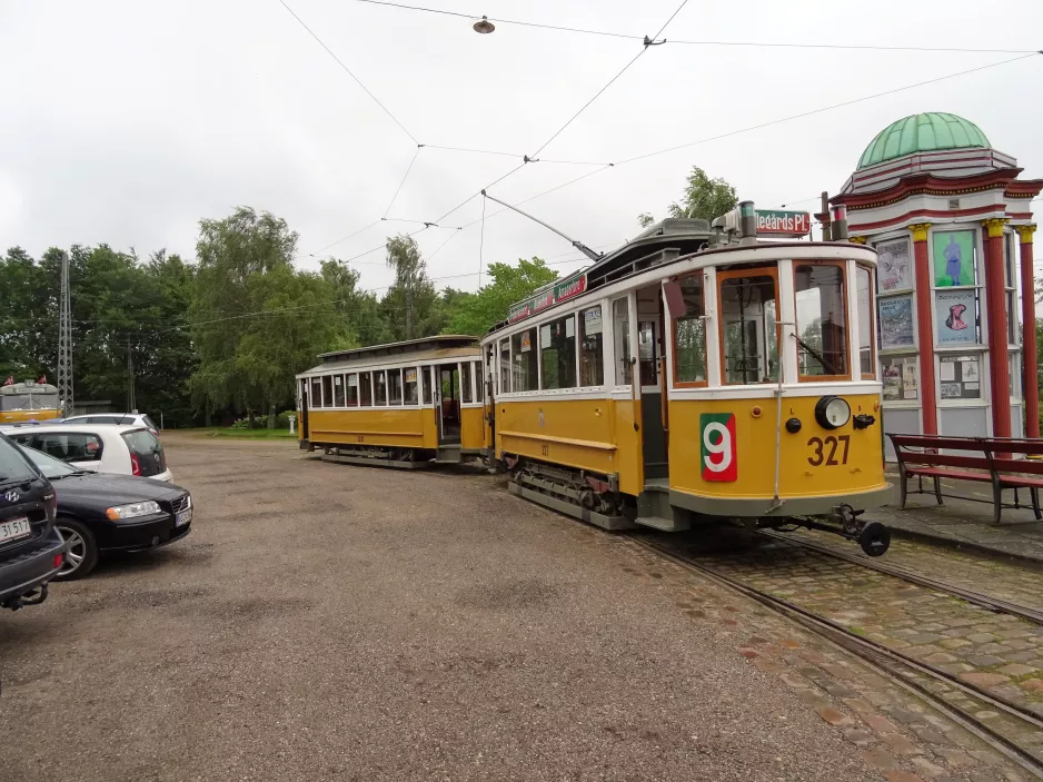 Skjoldenæsholm Normalspur mit Triebwagen 327 vor Das Straßenbahnmuseum (2017)