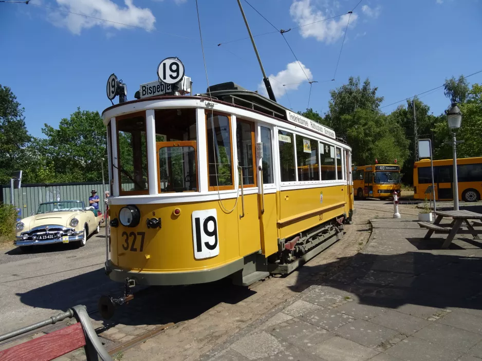 Skjoldenæsholm Normalspur mit Triebwagen 327 vor Das Straßenbahnmuseum (2018)