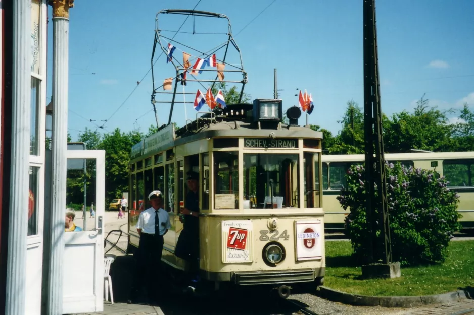 Skjoldenæsholm Normalspur mit Triebwagen 824 vor Das Straßenbahnmuseum (2003)