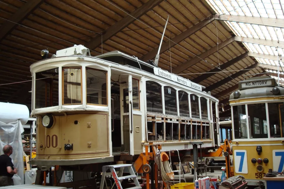 Skjoldenæsholm Triebwagen 100 während der Restaurierung Das Straßenbahnmuseum (2009)