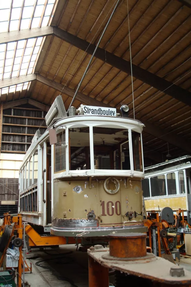 Skjoldenæsholm Triebwagen 100 während der Restaurierung Das Straßenbahnmuseum (2011)