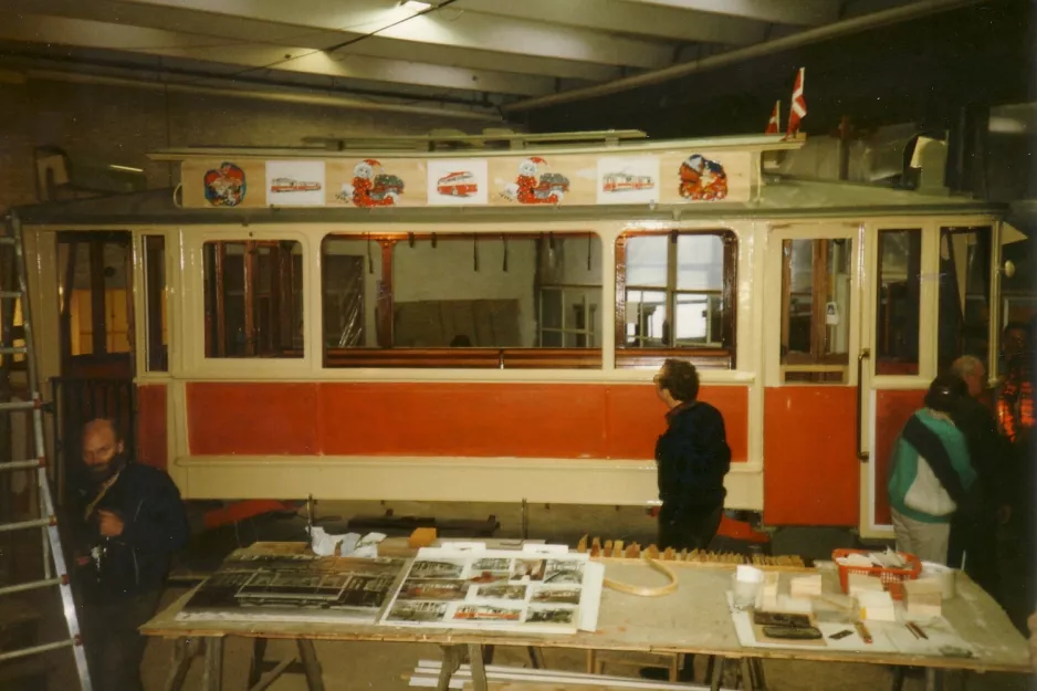 Skjoldenæsholm Triebwagen 12 während der Restaurierung Odense, 1990-03-24 (1990)