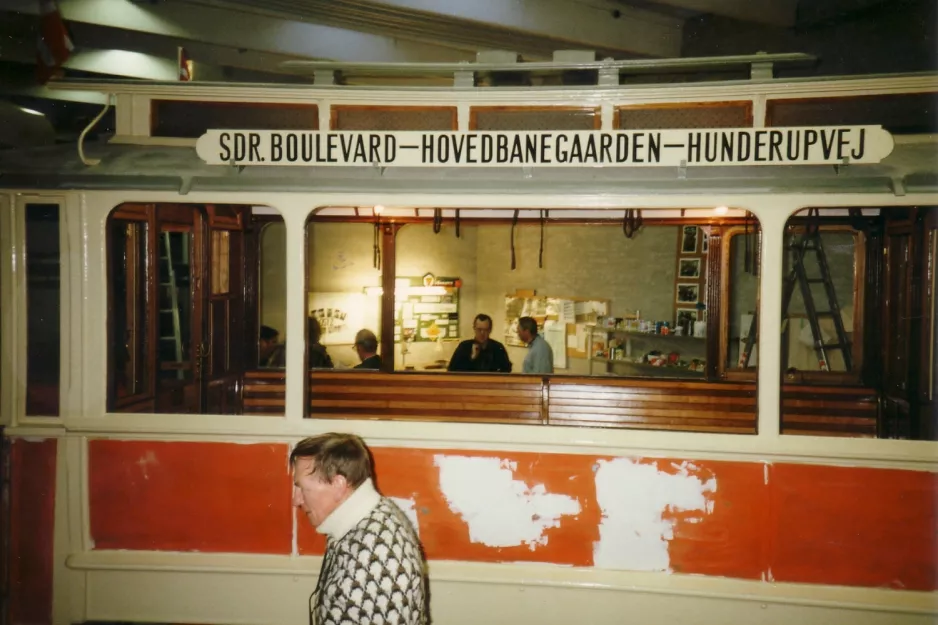 Skjoldenæsholm Triebwagen 12 während der Restaurierung Odense, von der Seite gesehen (1990)