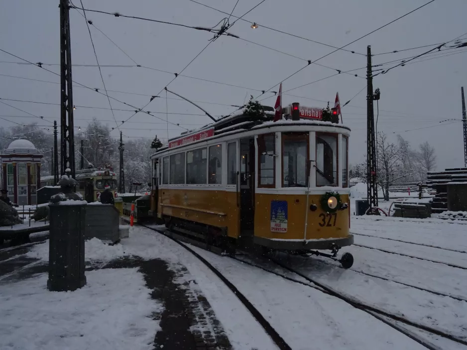 Skjoldenæsholm Triebwagen 327 vor Das Straßenbahnmuseum (2021)