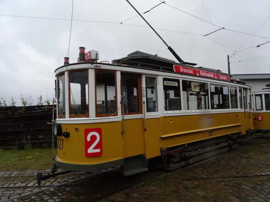 Skjoldenæsholm Triebwagen 327 vor dem Depot Valby Gamle Remise (2020)