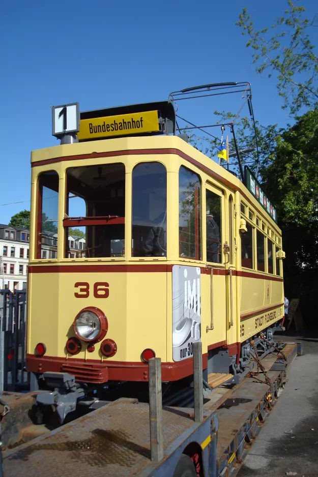 Skjoldenæsholm Triebwagen 36 am Aktiv Bus, Apenrader Strasse 22, Flensborg, von hinten gesehen (2012)