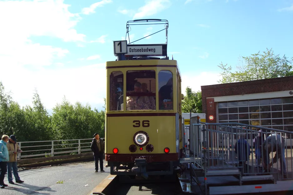 Skjoldenæsholm Triebwagen 36 am Aktiv Bus, Apenrader Strasse 22, Flensborg, Vorderansicht (2012)