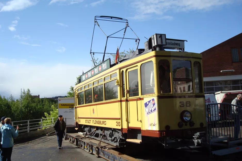 Skjoldenæsholm Triebwagen 36 nahe bei Aktiv Bus, Apenrader Strasse 22, Flensborg (2012)