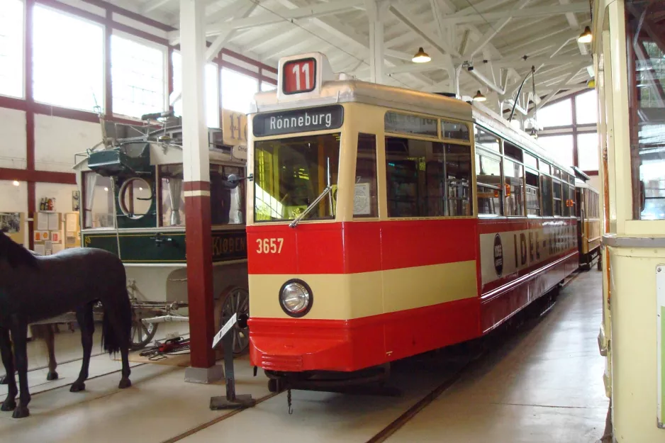 Skjoldenæsholm Triebwagen 3657 innen Valby Gamle Remise (2011)